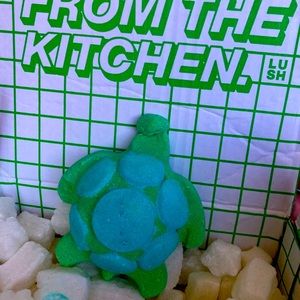Lush TURTLE JELLY BOMB Ballistic Bath Bomb
